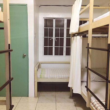 1 River Central Hostel Makati City Bilik gambar