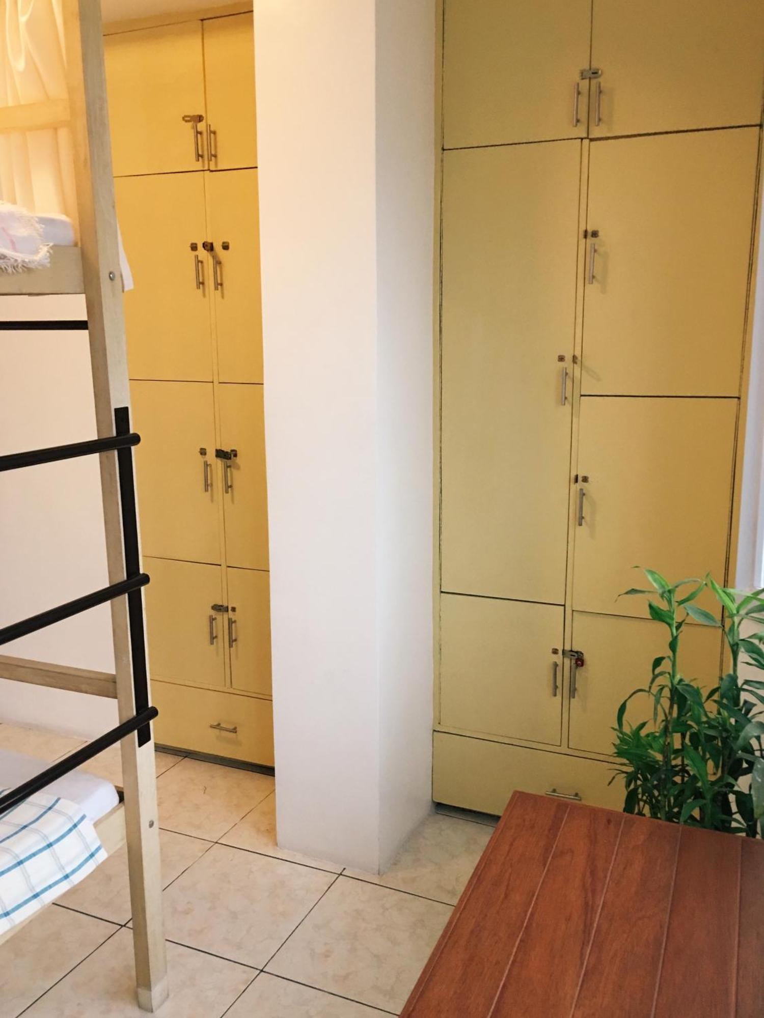 1 River Central Hostel Makati City Bilik gambar