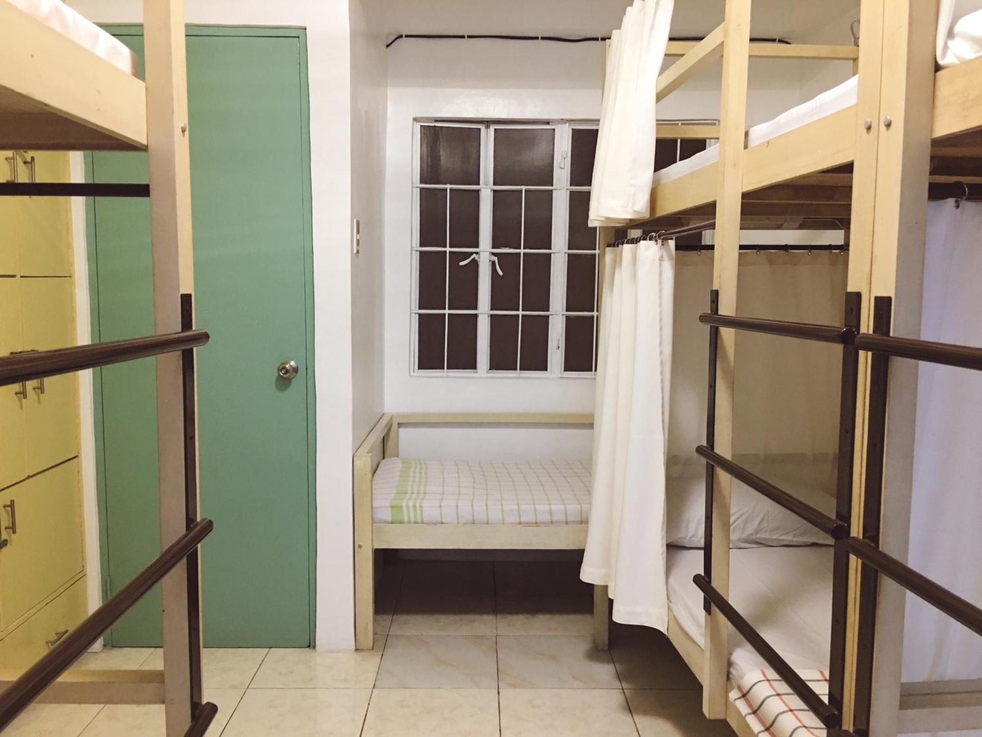 1 River Central Hostel Makati City Bilik gambar