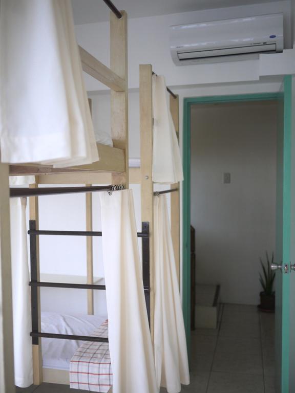 1 River Central Hostel Makati City Bilik gambar
